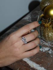 Bague fleurs Entre les doigts en or blanc 18k et diamants