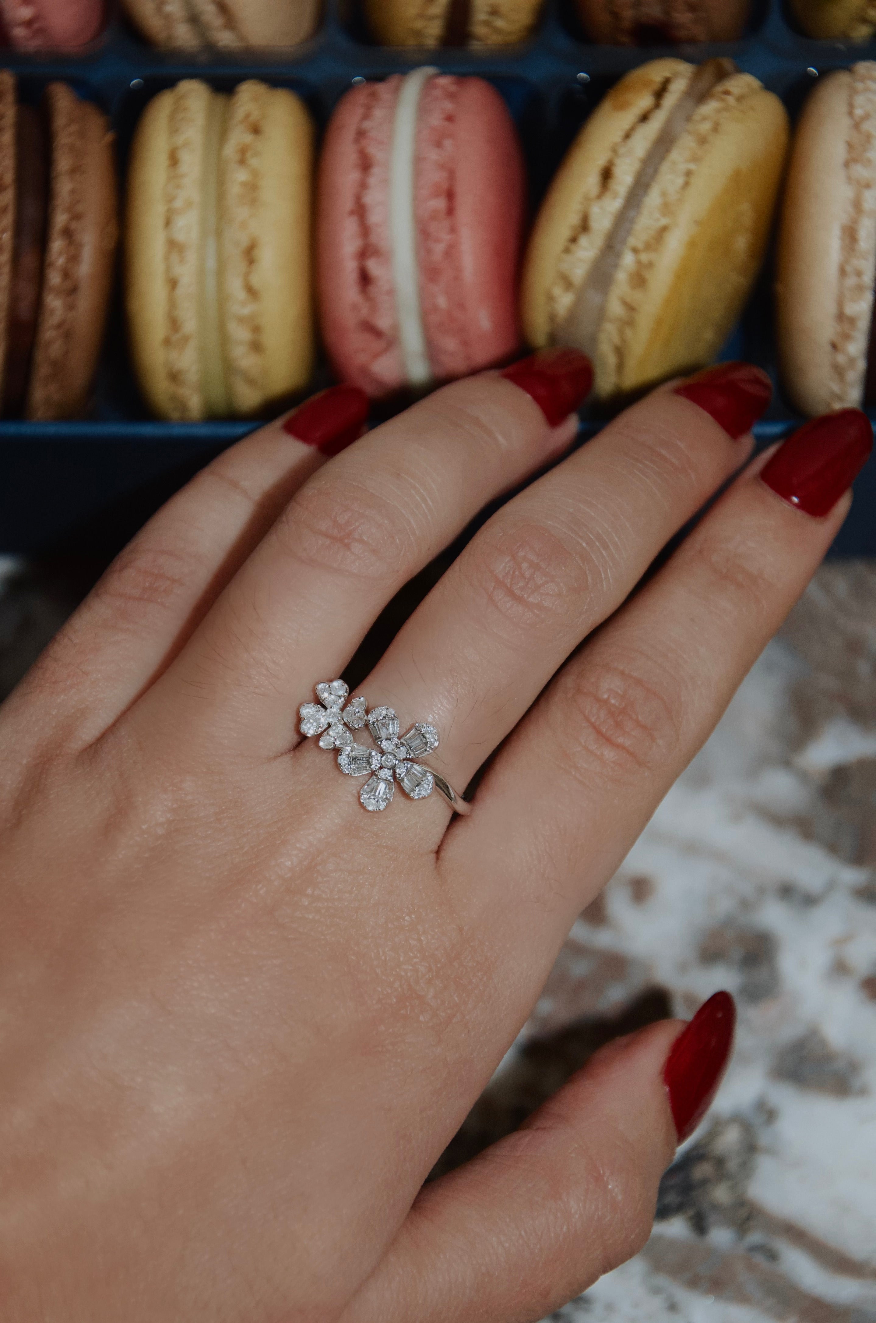 Bague fleurs Entre les doigts en or blanc 18k et diamants