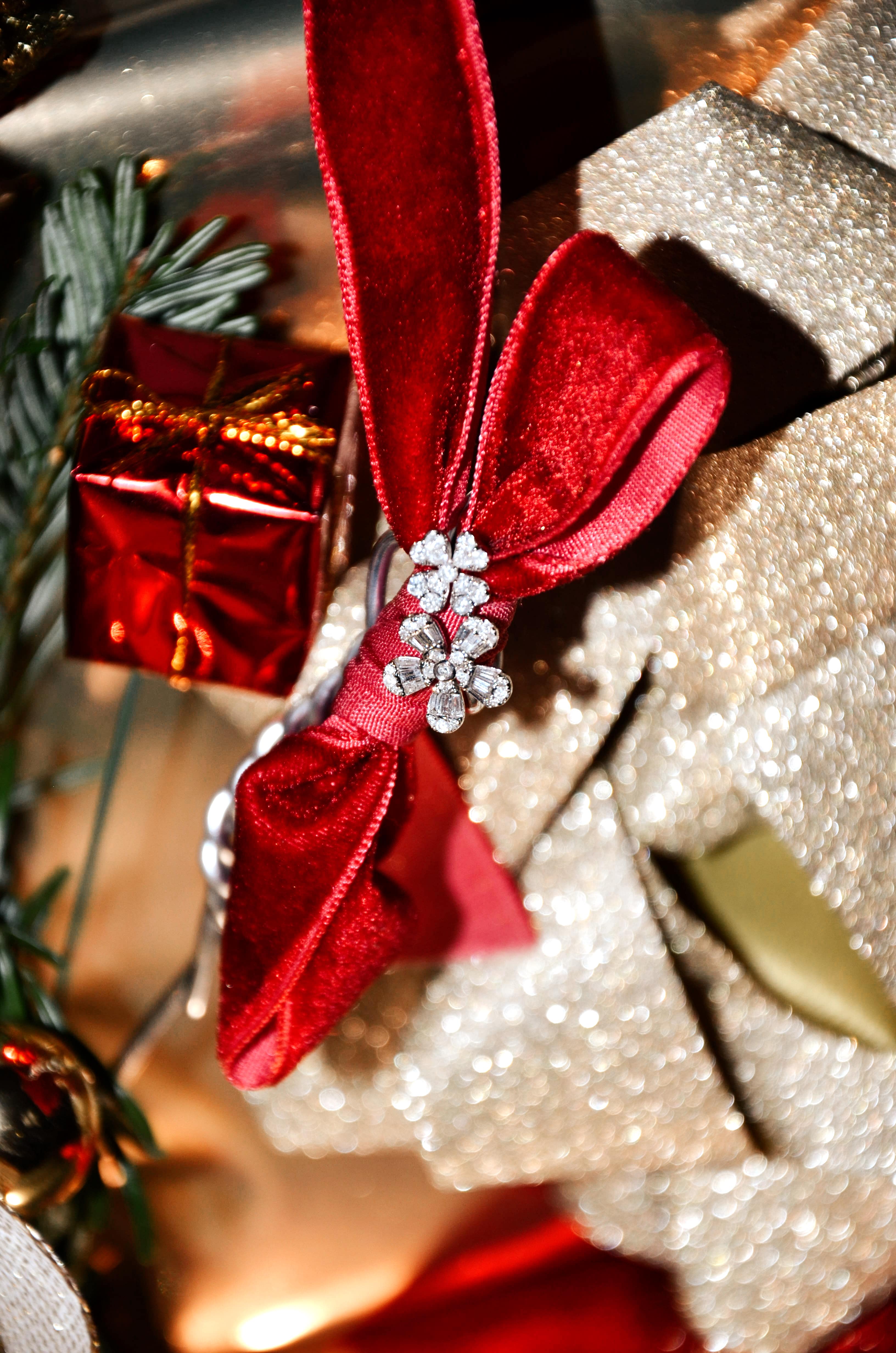 Bague fleurs Entre les doigts en or blanc 18k et diamants